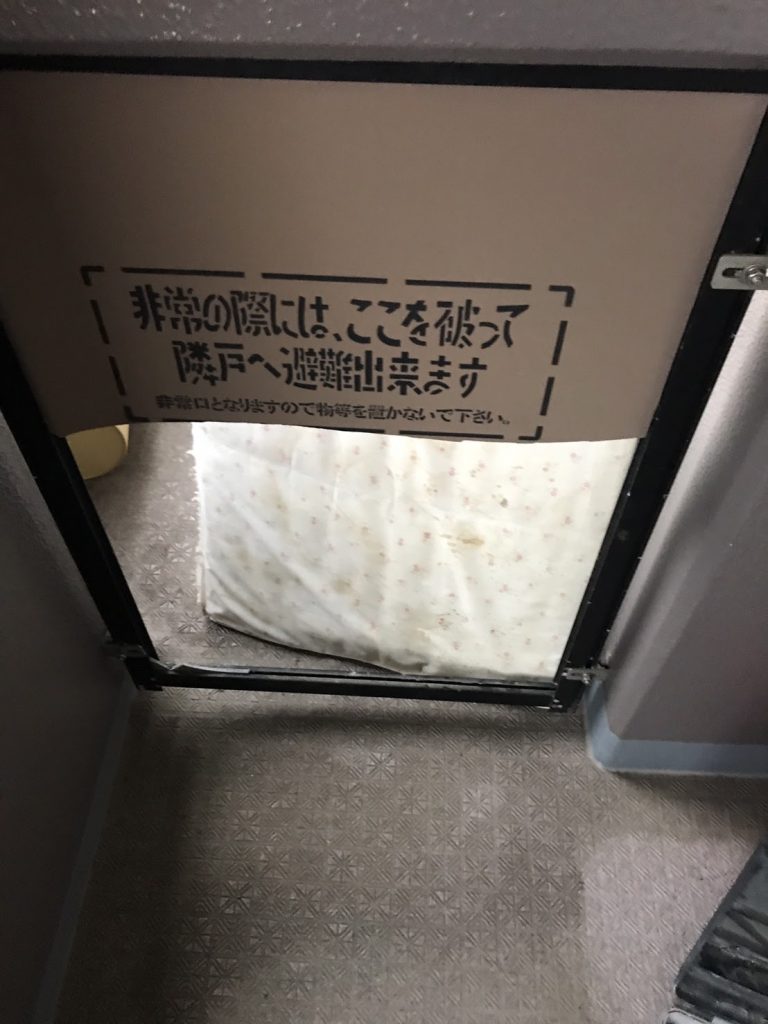 マンションベランダの避難壁を壊してしまった 修理はいくらぐらい 神奈川県で床 ガラス カーペット清掃業者をお探しならマコムへ