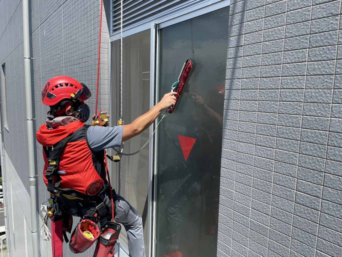 夏場のロープ高所作業によるガラス定期清掃は熱中症の戦い！小まめな水分補給のご協力を！ |  【全国出張可】神奈川・東京・埼玉・千葉でビルメンテナンス業者をお探しならマコム