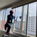 清掃会社に安全管理もできない場所を超危険な窓ガラス清掃の乗り出し作業を強制できる？