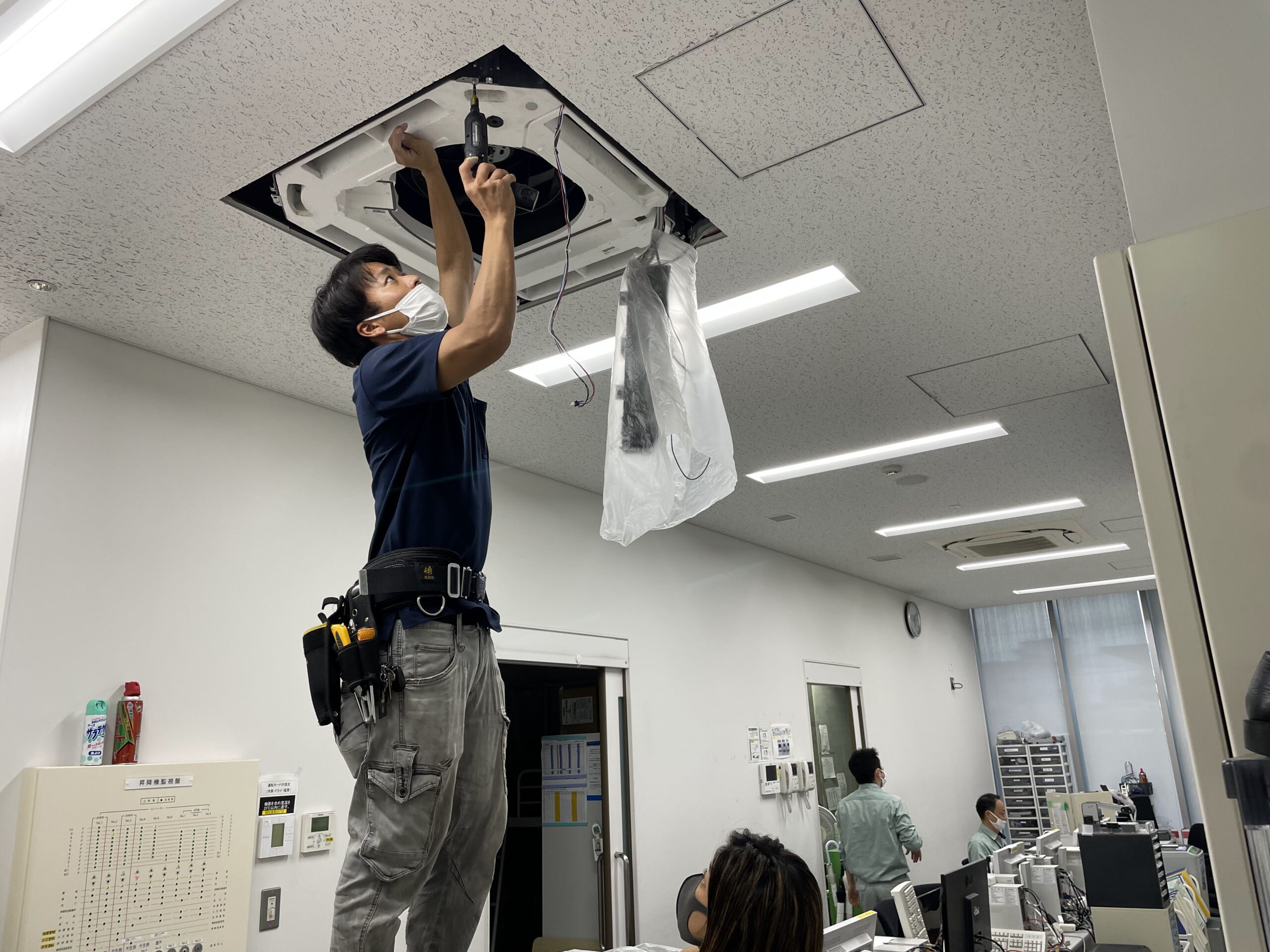 夏場に多い天井カセット型4方向エアコンのドレンポンプ詰まりを夜間