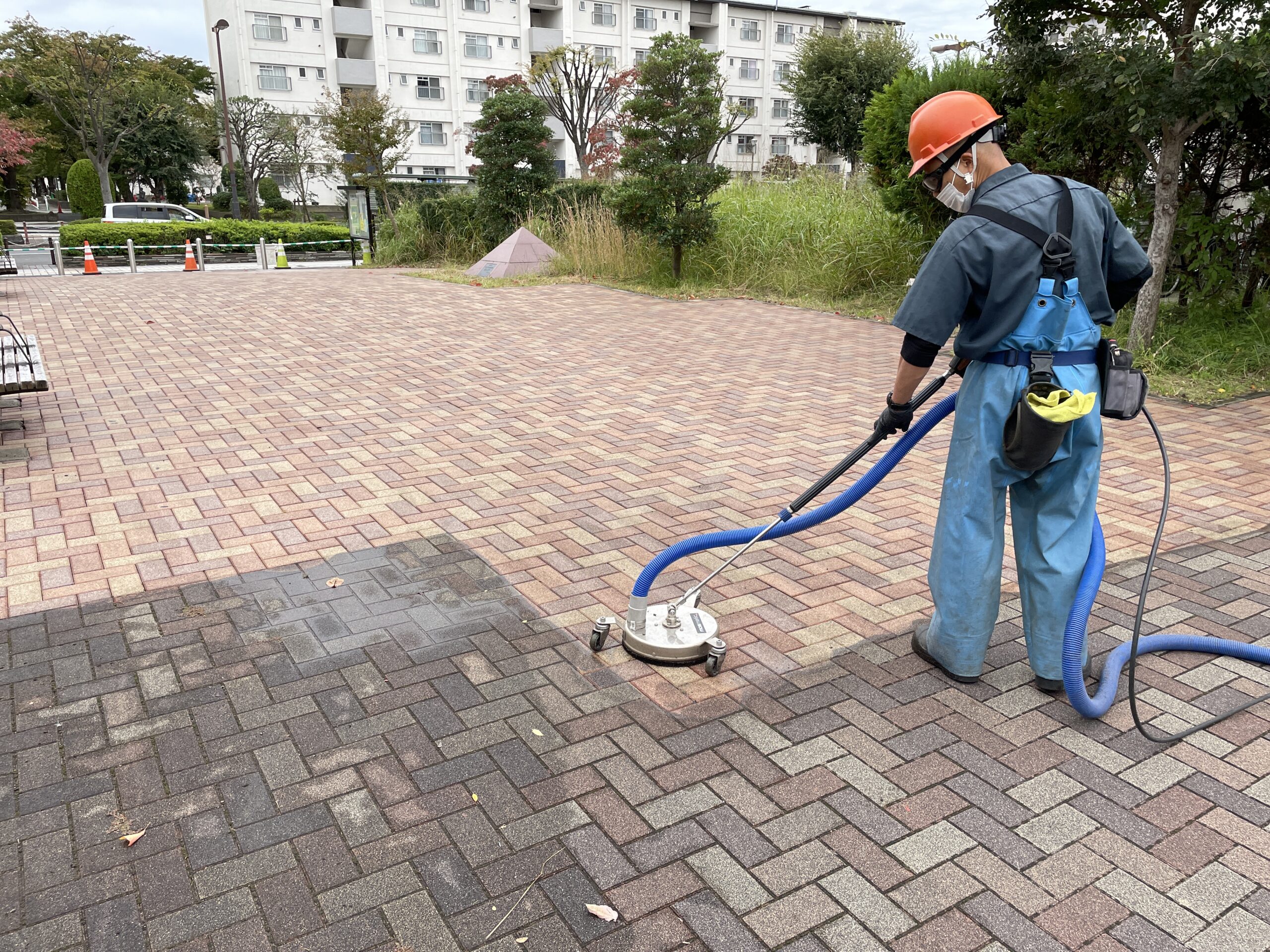 頑固なインターロッキング等の石材汚れを「吸引式高温水高圧洗浄機」で 