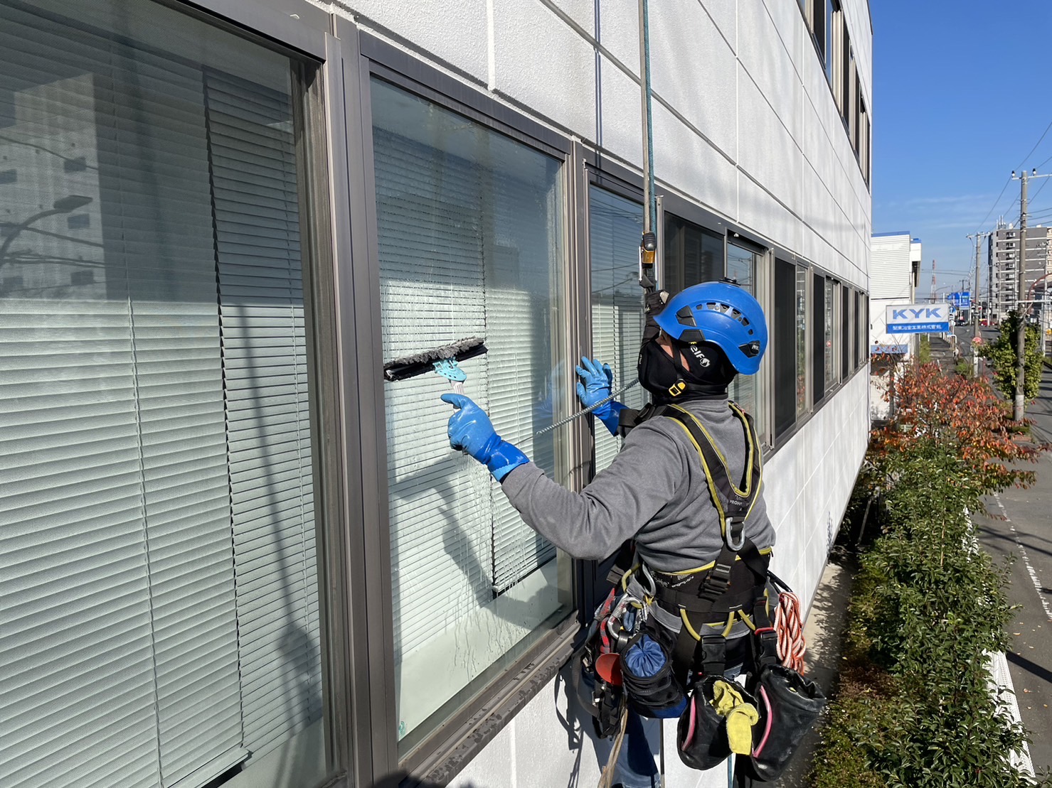 吊元がない物件でもEHP土台や柱、梁を使ってロープセットして窓ガラス
