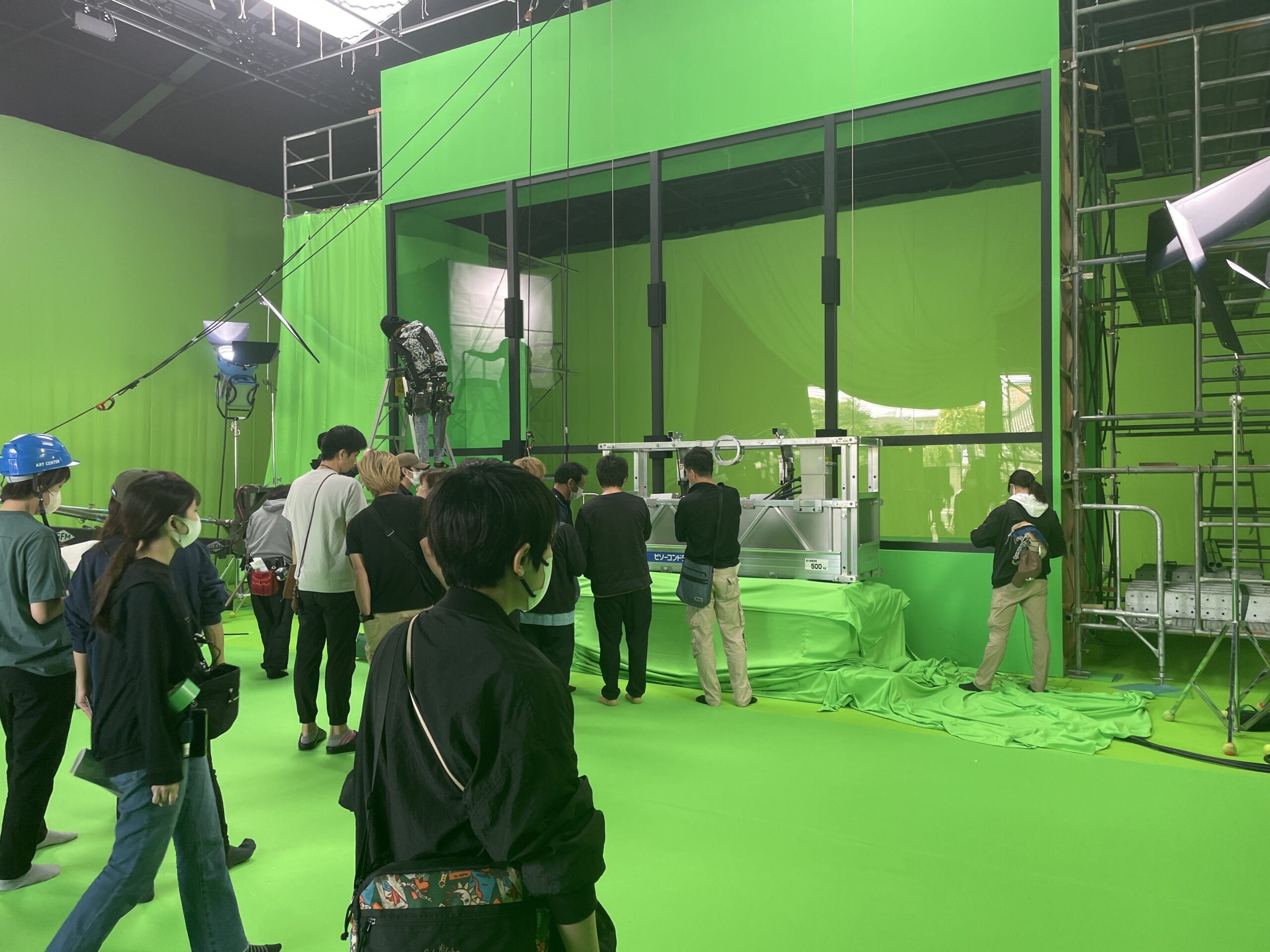 ガラス清掃の小道具提供・所作指導でドラマ「トリリオンゲーム」の撮影 